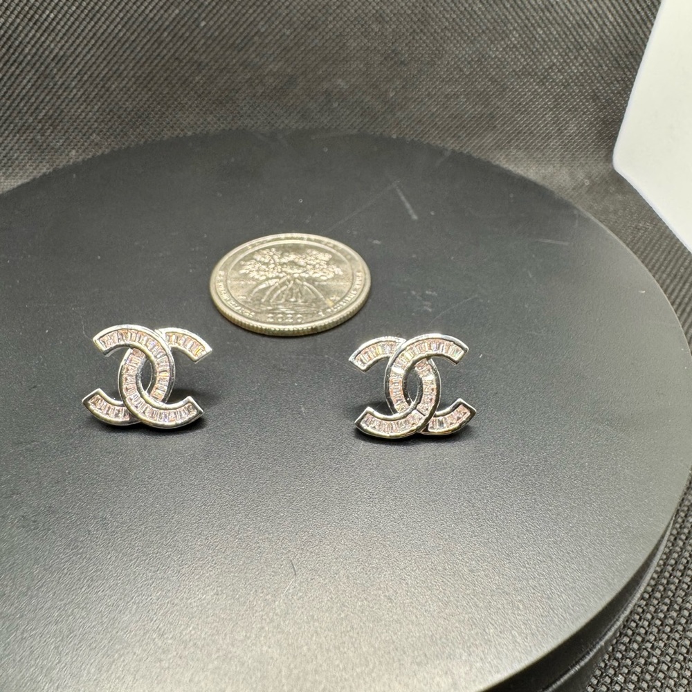 ‼️FINAL SALE ‼️Elegant 18k White Gold Plated Crystal Stud Earrings - Picture 5 of 7
